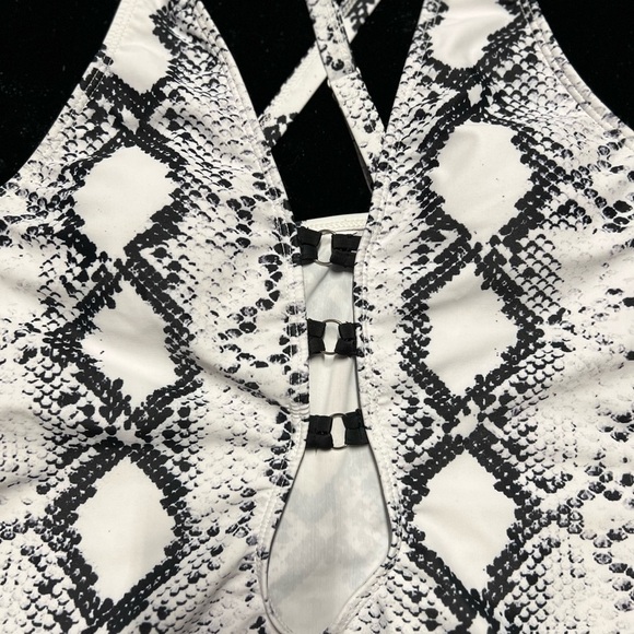 🖤🖤EUC-WHITE AND BLACK SNAKESKIN ONE PIECE BATHING SUIT SZ XL🖤🖤 - Picture 4 of 11
